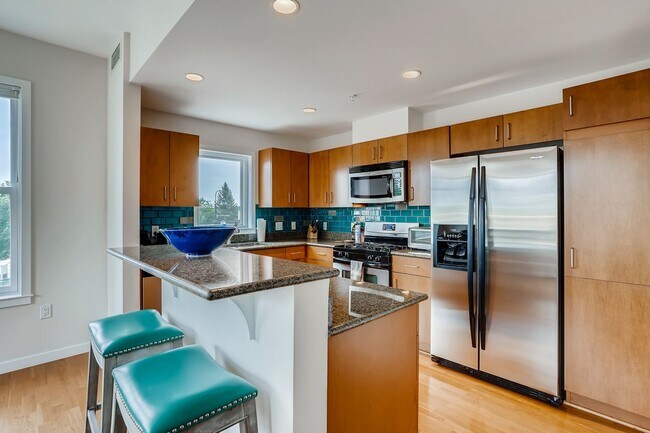 Building Photo - 2BDR Condo w/ AMAZING private patio & amenities!