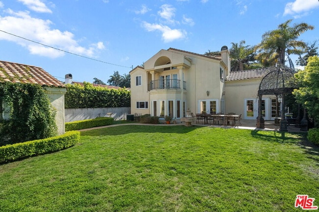 Building Photo - 2202 San Vicente Blvd