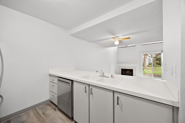 Building Photo - "Charming Auburn Townhouse: Cozy 2-Bed, 1.5-Bath Gem with 1025 Sq. Ft. of Modern Living!"