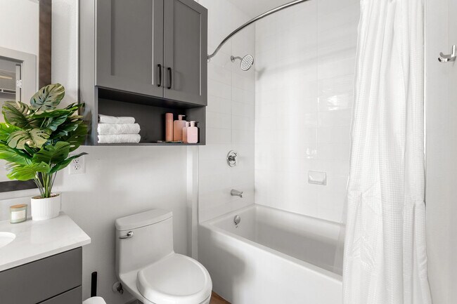 Building Photo - 1301 Leah Ave