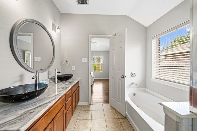 Building Photo - 3414 Oaklawn Pl Dr