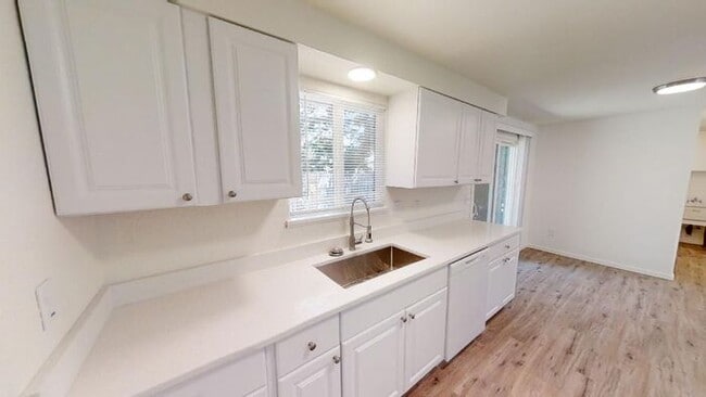 Building Photo - Amazing 2 Bedroom Single-level Duplex w/ A...