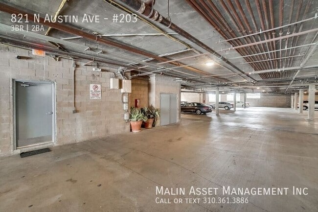 Building Photo - 821 N. Austin Ave.