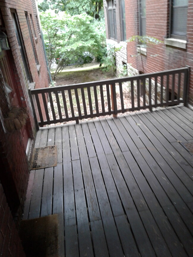 Common Deck Area - 5339 Pershing Ave