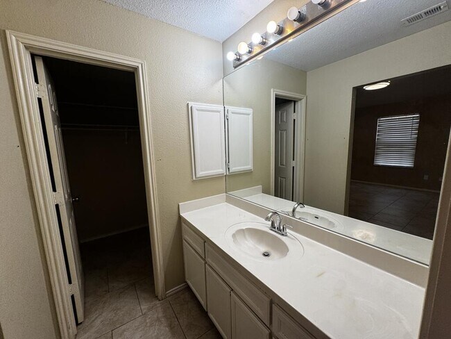 Building Photo - 3611 Monclave Dr