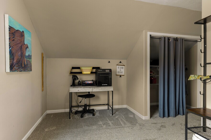 Building Photo - 225 N Falcon Ct