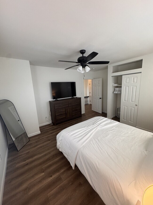 Building Photo - 6559 Hoffman Ave