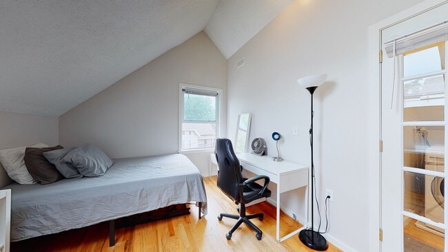 Building Photo - 6 Bedroom Apartment in Science Hill, close to downtown! (Laundry In Unit)