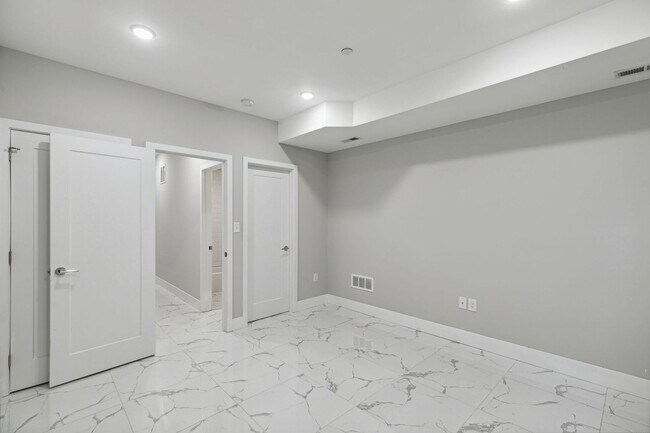 Building Photo - 1845 E Huntingdon St