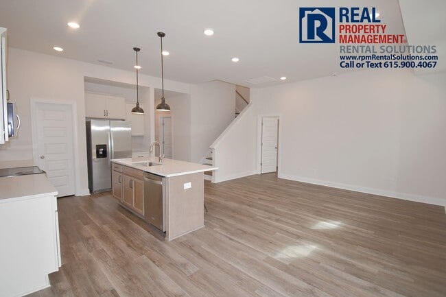 Building Photo - Gorgeous 4 bd home with attached garage! Neighborhood Pool!