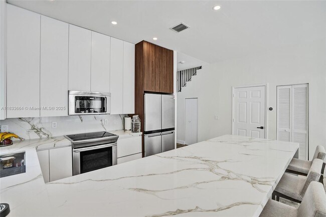 Building Photo - 2851 SW 38th Ct