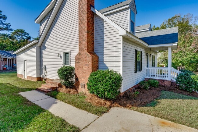 Building Photo - Beautifullly renovated home with easy access to I-26