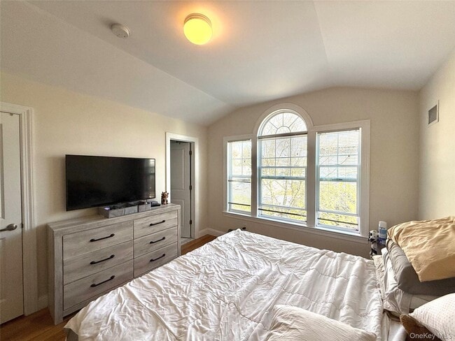 Building Photo - 30 Sintsink Dr E