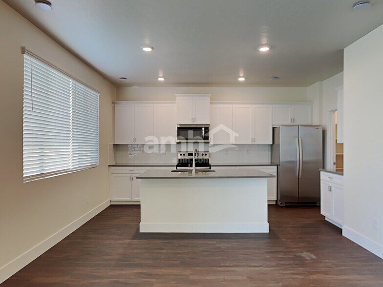 Building Photo - 1304 N Barkvine Ave