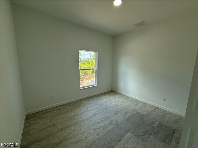 Building Photo - 847 Genoa Ave S