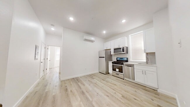 Building Photo - Modern & Renovated 1BD 1BA Apartment