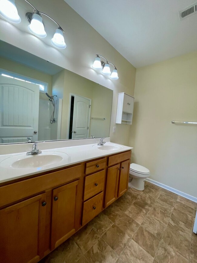 Building Photo - 5 Bedroom/3 Bath home with Garage in Tiger...