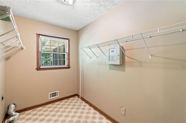 Building Photo - 106 Robinhood Dr