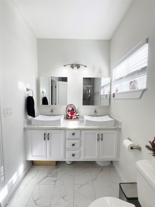 Building Photo - 9405 Arvin St