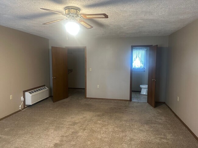 Building Photo - 537 Memorial Dr