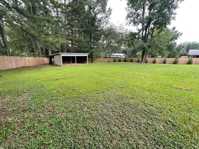 Building Photo - Nice 3/2 House in Armuchee- $1,895