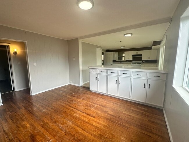 Building Photo - 918 W 5th St