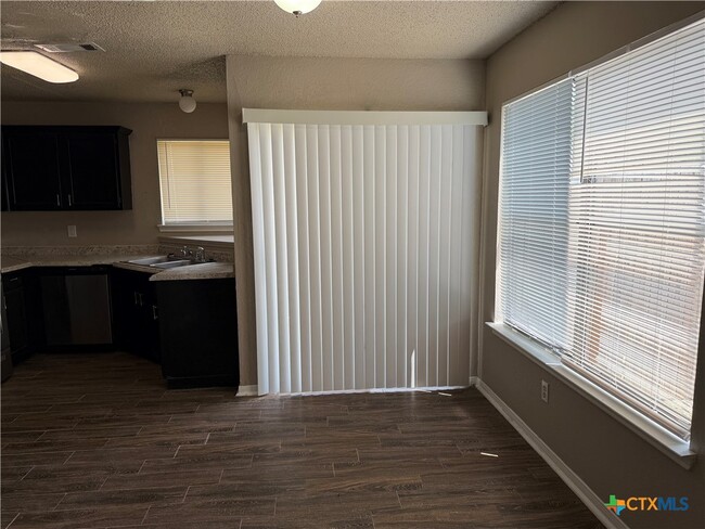 Building Photo - 3208 Green Valley Dr