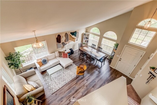 Building Photo - 6 Bedroom 3.5 Bathroom home with large yard and garage in Bellingham