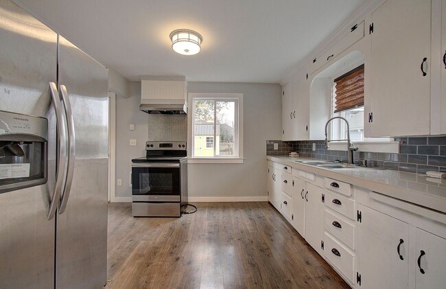 Building Photo - Charming 1+bd, 1ba Bungalow w/ Renovated Attic