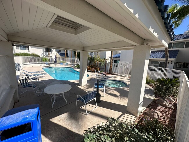 Building Photo - Great 2 Bedroom Condo in Gated Community w...