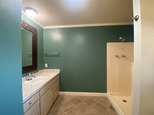 Building Photo - 14002 Hemlock Dr