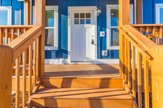 Building Photo - Downtown 3 bedroom Cottage
