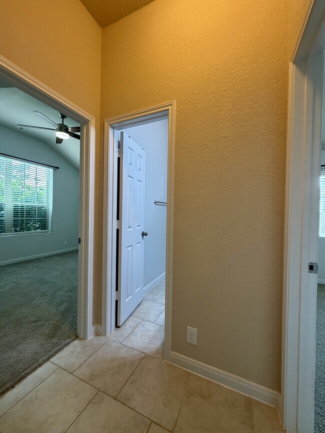 Building Photo - 646 Ridge Lawn Dr