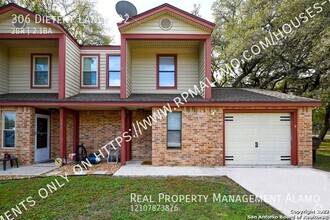 Building Photo - BEAUTIFUL 2 Story Townhome In Canyon Lake!