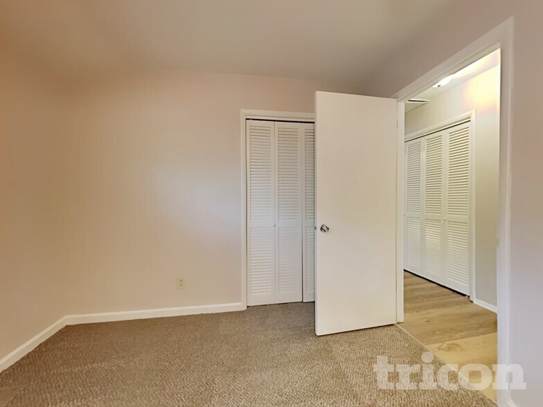 Building Photo - 1045 Crown Dr