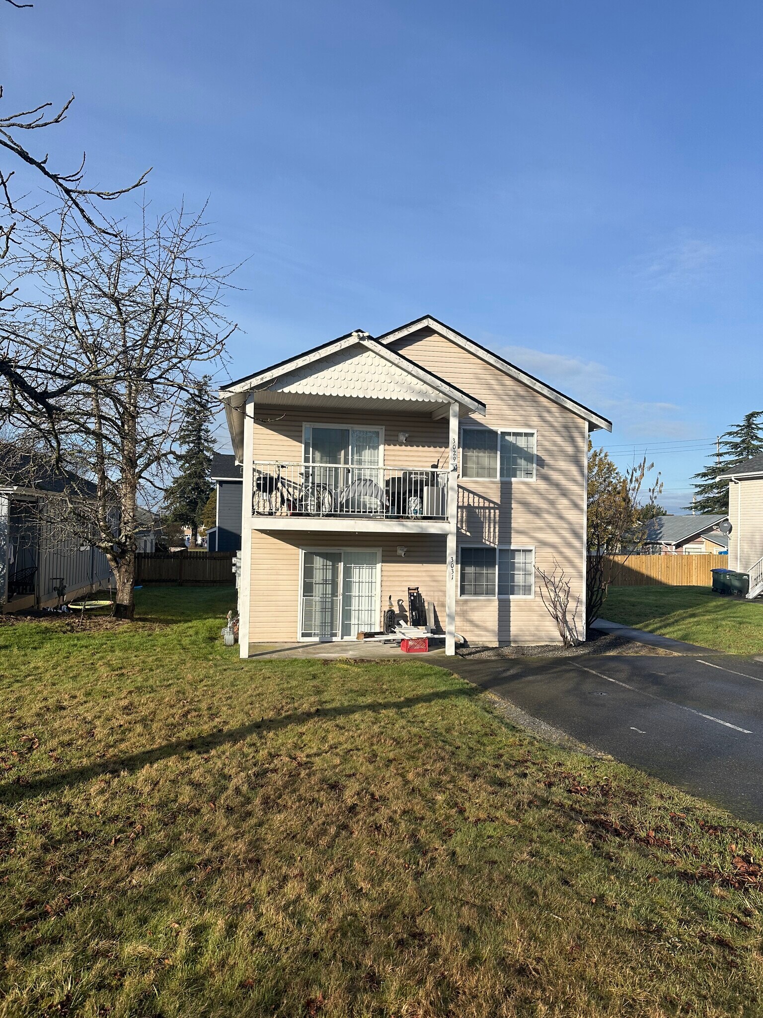 Outside - 3031 Pacific St