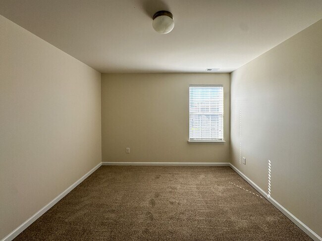 Building Photo - Lovely 5 Bed 3 Bath Home with Community Amenities