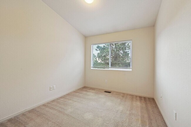 Building Photo - Wonderful End-unit townhome that backs to beautiful open space!