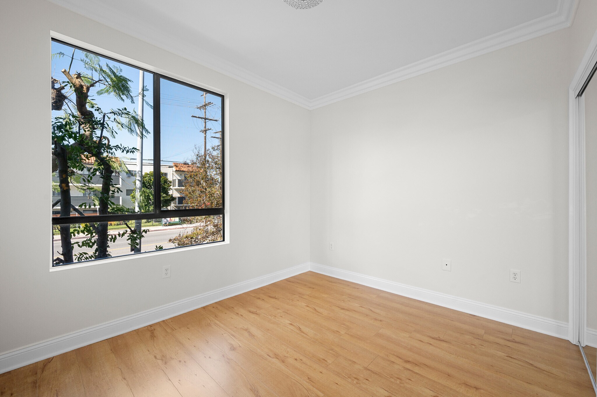 Building Photo - 6938 Laurel Canyon Blvd