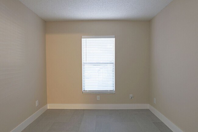 Building Photo - 5331 Summerlin Rd