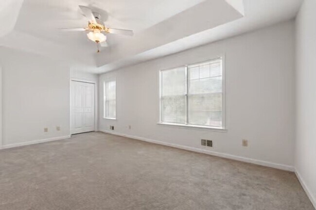 Building Photo - Two story home in Hampton
