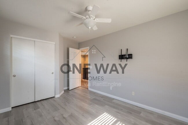 Building Photo - 1057 S Deerfield Ln