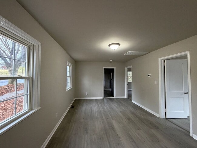 Building Photo - Charming 2 bedroom 1 bath cottage