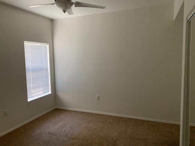Building Photo - Spacious 1st Floor Beauty!