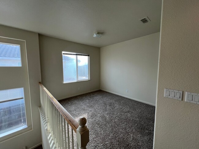 Building Photo - Large Two Story Crossroads Home!