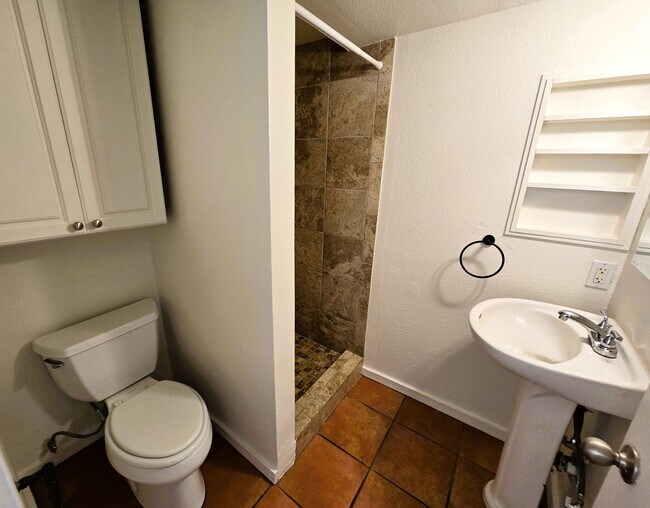 Building Photo - **$500 OFF 1ST MO RENT** 1BD/1BA with priv...
