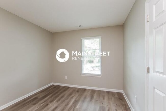 Building Photo - 3 Bedroom Pet-Friendly Home in CHARLOTTE, NC with Main Street Renewal