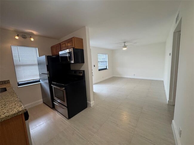 Building Photo - 607 NE 29th Dr