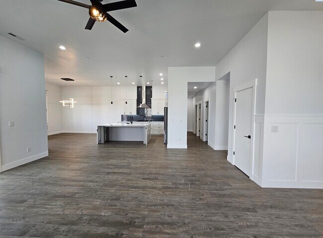 Building Photo - Rambler/Basement with Territorial Views