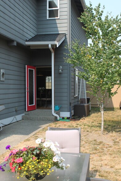 Building Photo - 341 Holland Ave